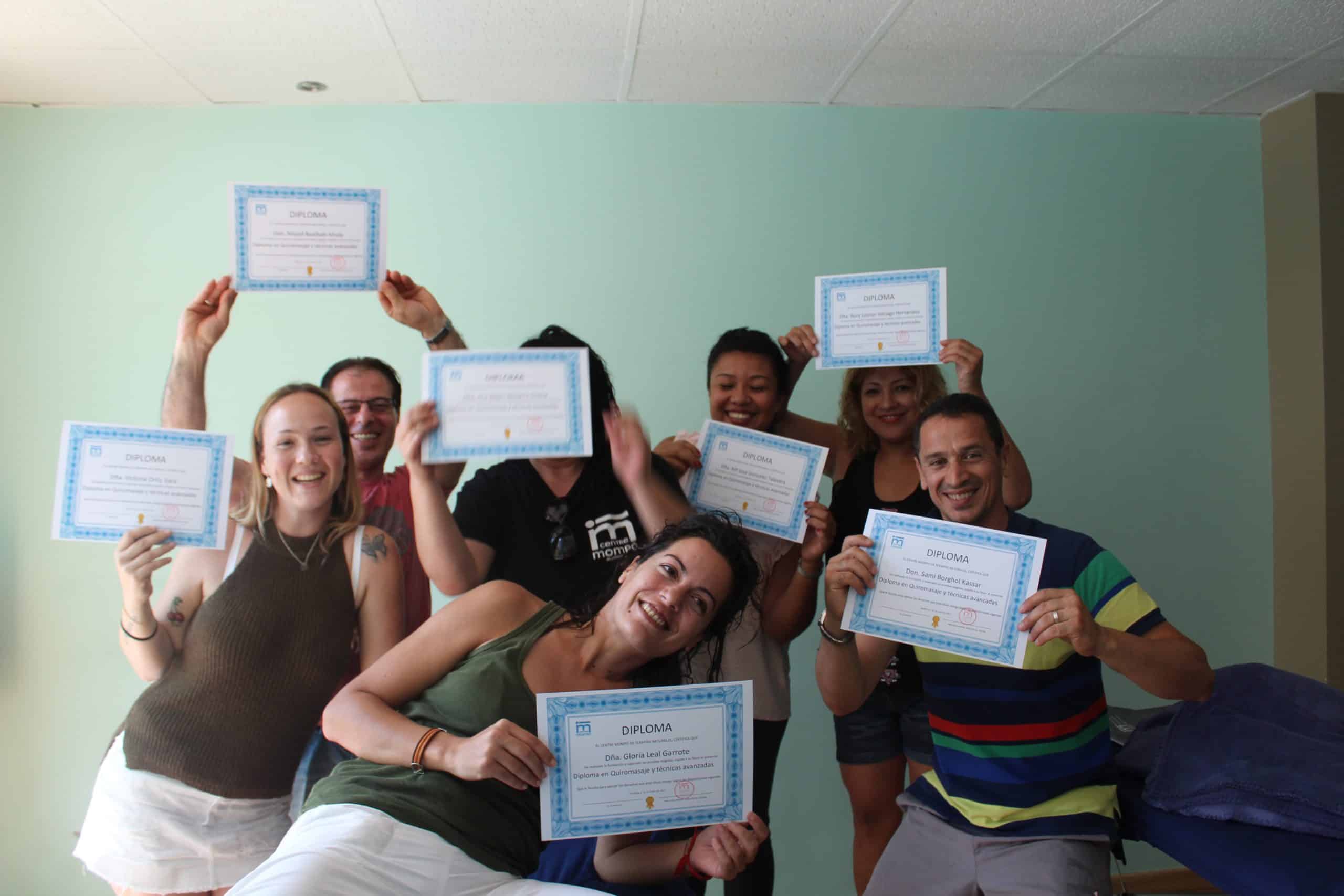 Alumnos del Centre Mompó celebrando sus diplomas