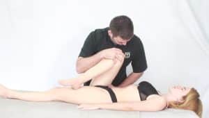 Osteópata realizando una manipulación lumbar segura en consulta de Valencia.