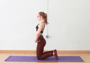 Mujer realizando ejercicio de pilates suelo pélvico en esterilla en Valencia.