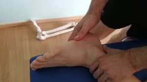 Osteópata tratando la fascia plantar y el gemelo de un paciente en Valencia.