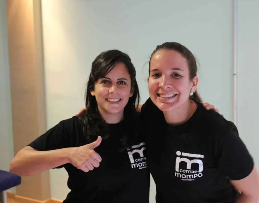 Dos alumnas del centro en el aula